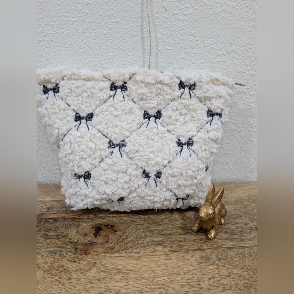 NWOT! GLOSS & GLOFaux Fur Cosmetics Bag